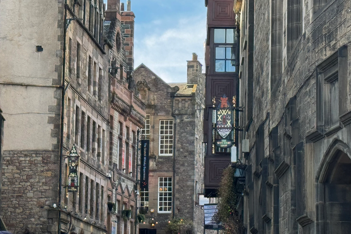 Tourists walking up and down the streets of Edinburgh Old Town